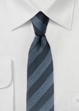 Cravată cu dungi bloc în albastru-gri și gri închis
