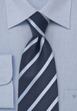 Cravată cu agrafă Model de design cu dungi bleumarin