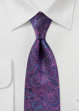 Cravată cu un motiv păisley jucăuș în violet și bleumarin
