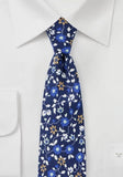 Cravată cu model de crinele bleumarin