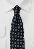 Cravată pentru bărbați de culoare neagră adâncă cu model geometric