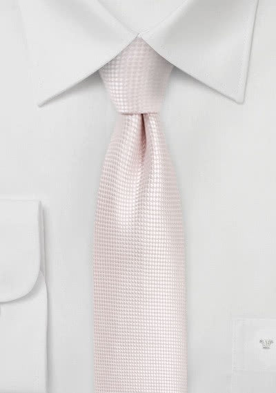Cravata de forma ingusta structurata in trandafir