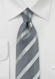Cravată cu dungi gri