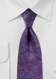Cravată cu un motiv paisley jucăuș în violet și bleumarin