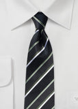 Cravată bărbătească stilată cu model în dungi, negru noapte, alb ca zăpada, verde pădure