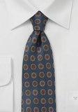 Cravata conservativ emblema design albastru închis 148X8.5 cm-Amabil - Cravatepedia