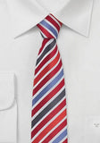 Cravată îngustă cu dungi roșu albastru alb