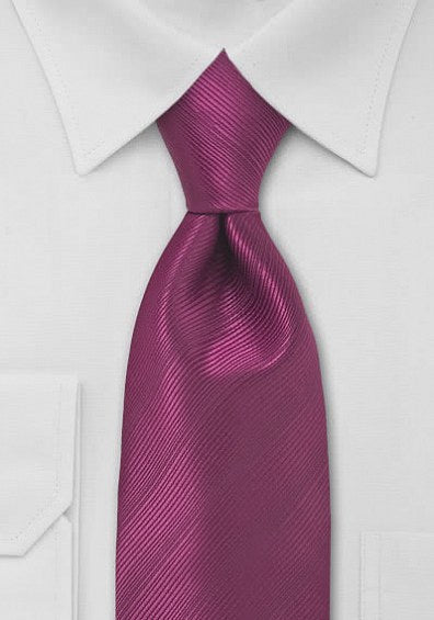 Cravată fuchsia rosé monocrom model cu dungi