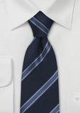 Cravata albastra cu dungi albastru deschis