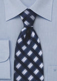 Cravata albastra cu patratele