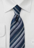 Cravata albastra in dungi culori albe
