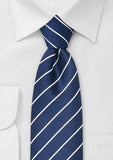 Cravata bleumarin cu dungi albe--Cravate Online
