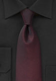 Cravata burgund cu linii in relief