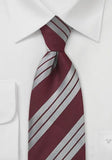 Cravata conservatoare visinie cu dungi argintii