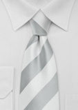 Cravata cu dungi albe gri argintii