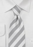 Cravata de birou cu dungi in alb si gri deschis