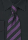 Cravata de birou neagra cu dungi purpurii