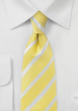Cravata galbena in linii structurate
