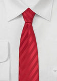 Cravata, pe roșu, îngust