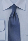 Cravata simpla albastra cu dungi albe
