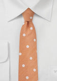 Cravata slim piersica cu puncte