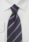 Cravate dungi delicate pe negru antracit cu dungi purpurii