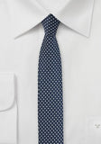 Cravata ingusta albastru picouri albe, 4 cm