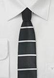 Cravată cu dungi orizontale înguste